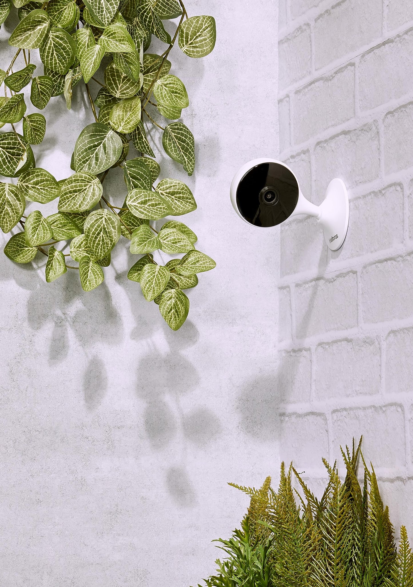 Câmera Inteligente Full HD Compatível com Alexa IM3C com MicroSD 32GB Intelbras