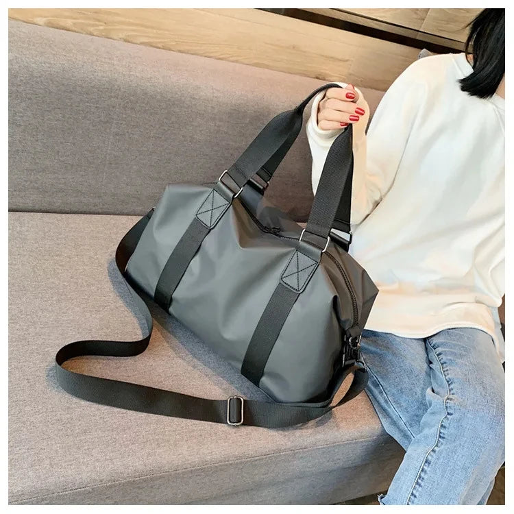 Mulher sentada segurando a bolsa